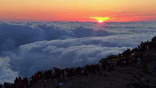 泰山之巅，云海奇观