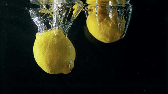 青黄柠檬倒入水里慢镜头
