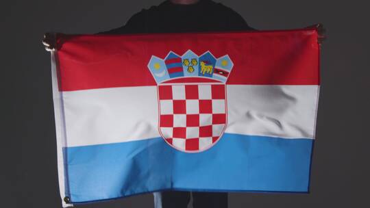 球迷手持克罗地亚国旗的特写