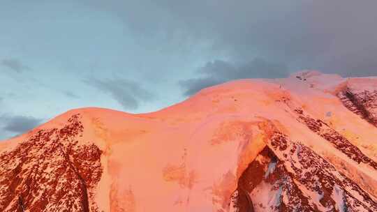 航拍川西横断山脉勒多曼因雪山日照金山风光