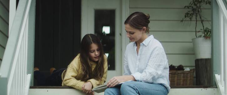 女孩和妈妈在家阅读