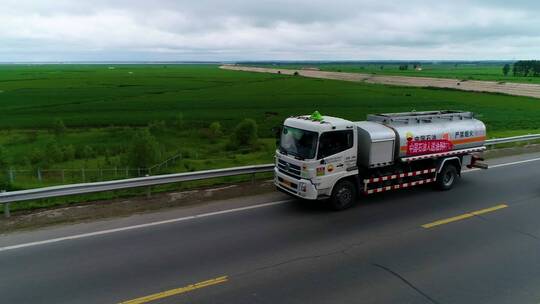 油罐车在高速公路上行驶