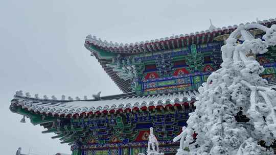 洛阳老君山金顶建筑屋檐雪后冰冻