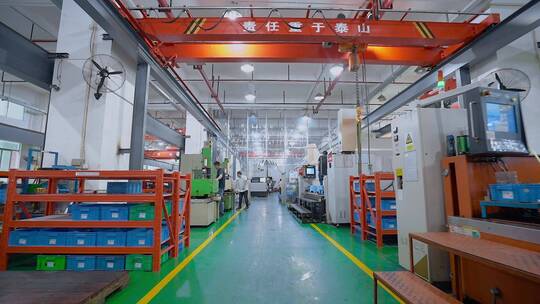 模具工厂视频CNC数控机床宽敞厂房天车吊装视频素材模板下载