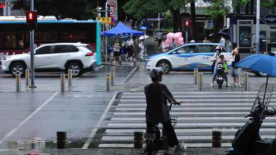 雨天城市路口行人