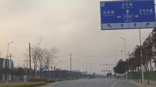 路标道路指示实拍，时光流逝