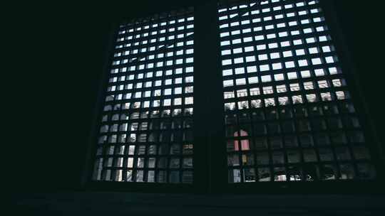 古建木窗外透过的光影