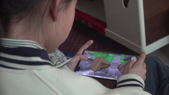 玩手机游戏的小女孩视频素材模板下载