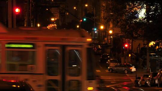 夜晚繁忙的旧金山街