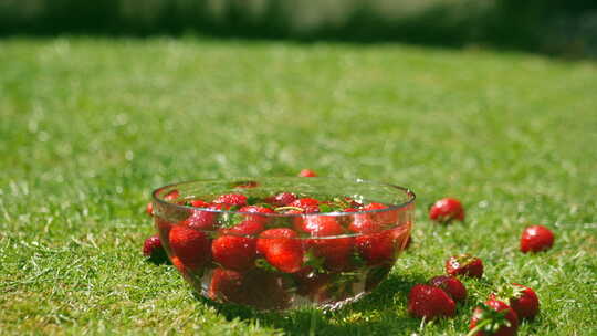 泡在水杯里的草莓