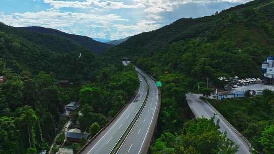 热带雨林里的中国高速公路航拍