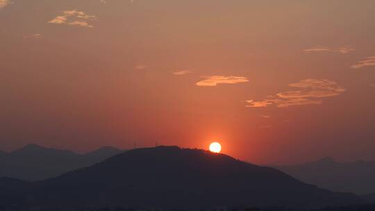 山上日落实拍傍晚天空晚霞乡村农村黄昏山脉