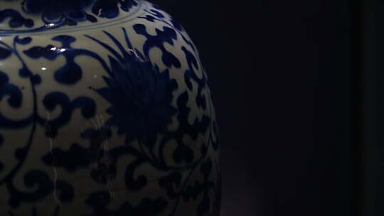 清代青花缠枝花卉纹天球瓶