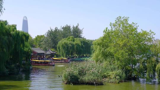 山东济南大明湖公园景区湖面景色与游船游客