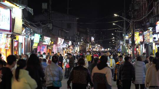 夜晚步行街人流商业街人群泉州西街老街夜景