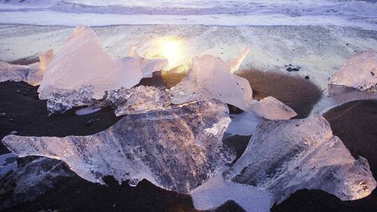 海岸边上结冰的冰块