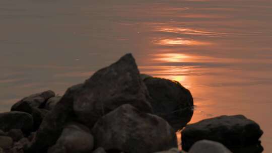 夕阳西下的逆光岩石溪水波光粼粼特写