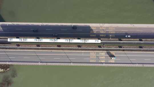 俯拍重庆轨道二号线桥上行驶