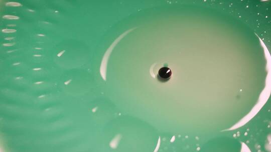 带气泡的绿色液体_近距离