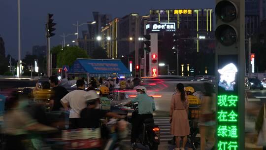 夜晚城市道路的路人