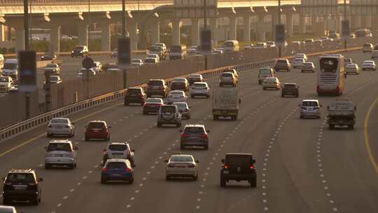 高峰时间在繁忙的城市道路上行驶的汽车