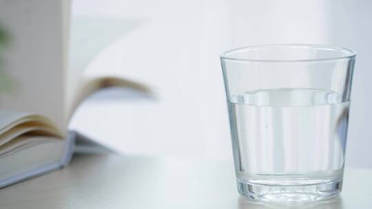 唯美清新窗帘飘动房间读书4k视频素材