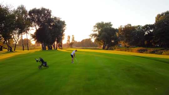 日落黄昏、男人打高尔夫球