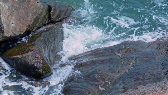 海浪海水冲刷拍打海滩礁石