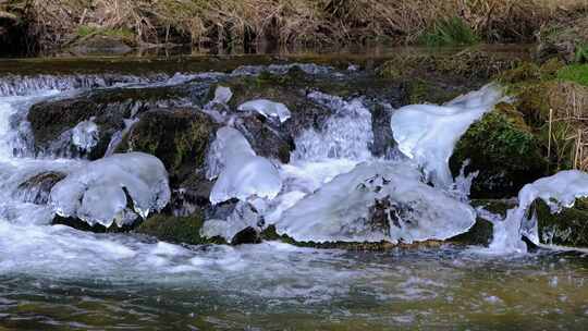 冬天小溪边结冰化冻