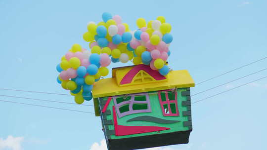 天空中悬挂着的房子和气球