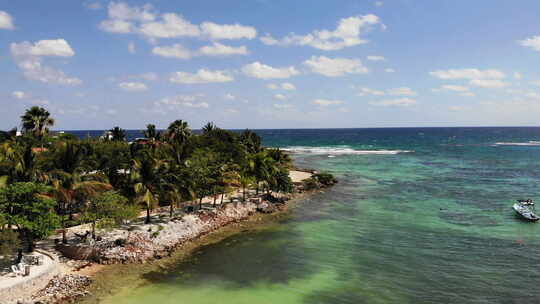 无人机飞越美丽的墨西哥海滩和海洋热点。