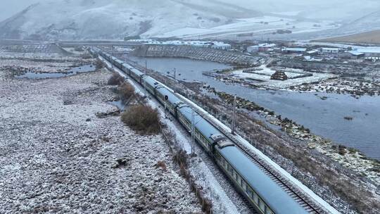 风雪中行驶的绿皮火车