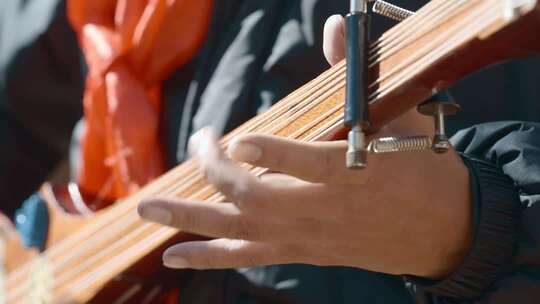 手部弹奏吉他特写