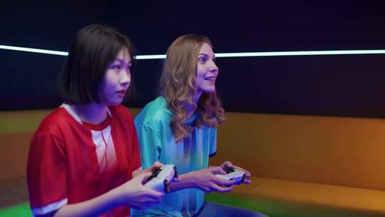 电子竞技年轻女性玩家在游戏机上玩电子游戏