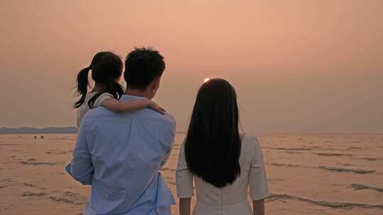 一家人海边看日落 一家人海边散步 一家三口视频素材模板下载
