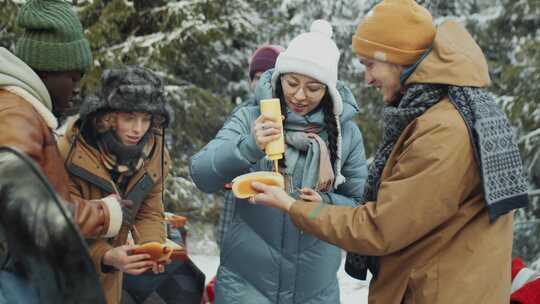 朋友，雪，森林， Bbq