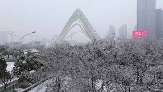 【航拍】光谷广场星河雕塑雪景01视频素材模板下载