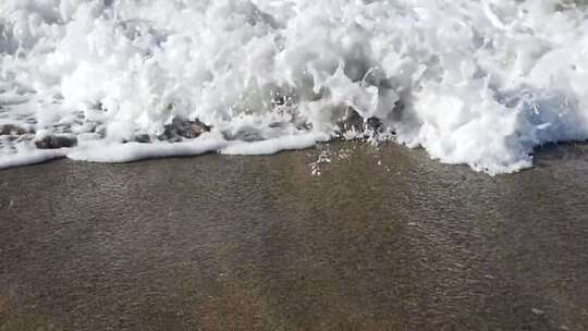 海浪拍打沙滩