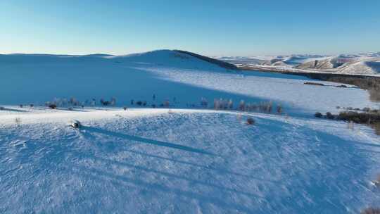 航拍冬季雪野中孤零零小屋