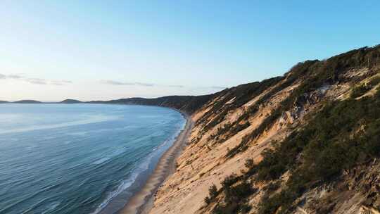 昆士兰州彩虹海滩上不断重塑的彩色沙滩悬崖线的无人机视图