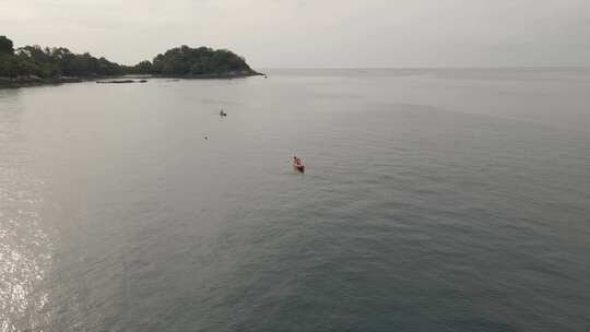 在靠近泰国海滩的海洋中划独木舟。视频素材模板下载