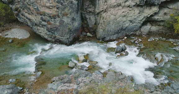 俯拍山间溪流水山岩下碧水