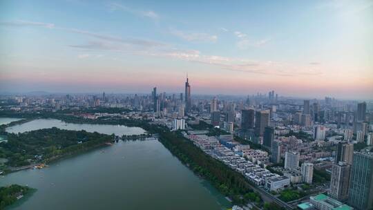 日落黄昏下的南京玄武湖城市天际线