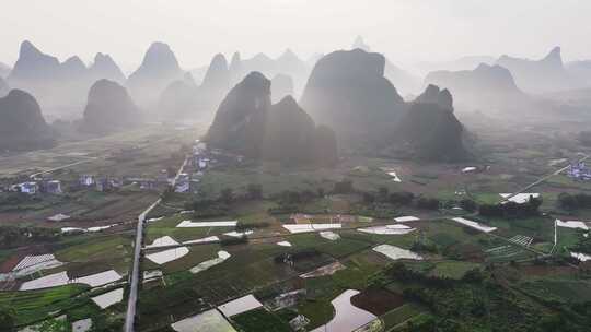 早晨的阳朔喀斯特峰林