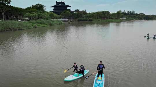 广州塔下文化馆旁海珠湖上儿童浆板航拍视频