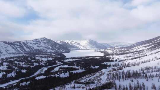 航拍新疆冬季喀纳斯湖雪景雪山森林冰河晨雾