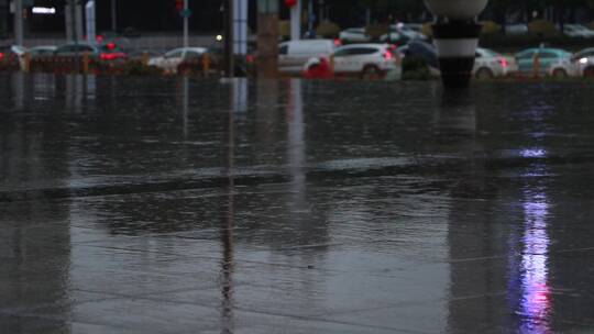 雨中的城市道路