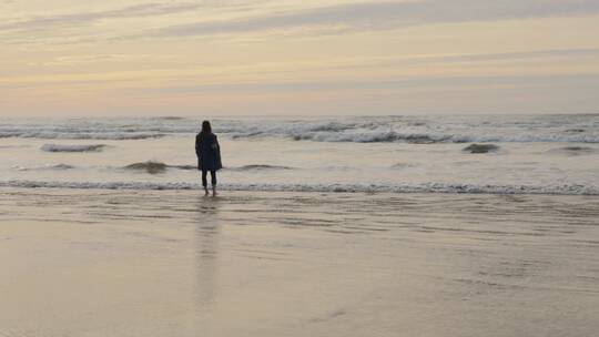 女人站在海边思考