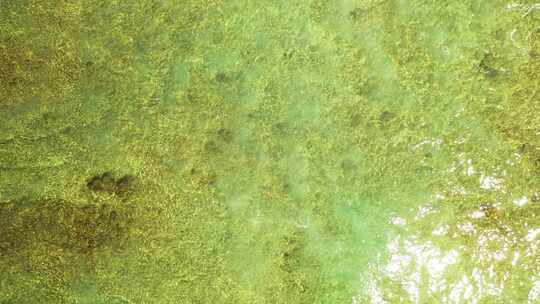 白天鸟瞰白色沙滩天堂海滩和蓝色海洋背景的抽象视图