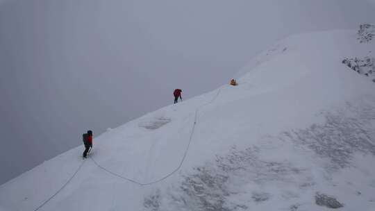 风雪中攀登四川贡嘎山区贡巴峰的登山者